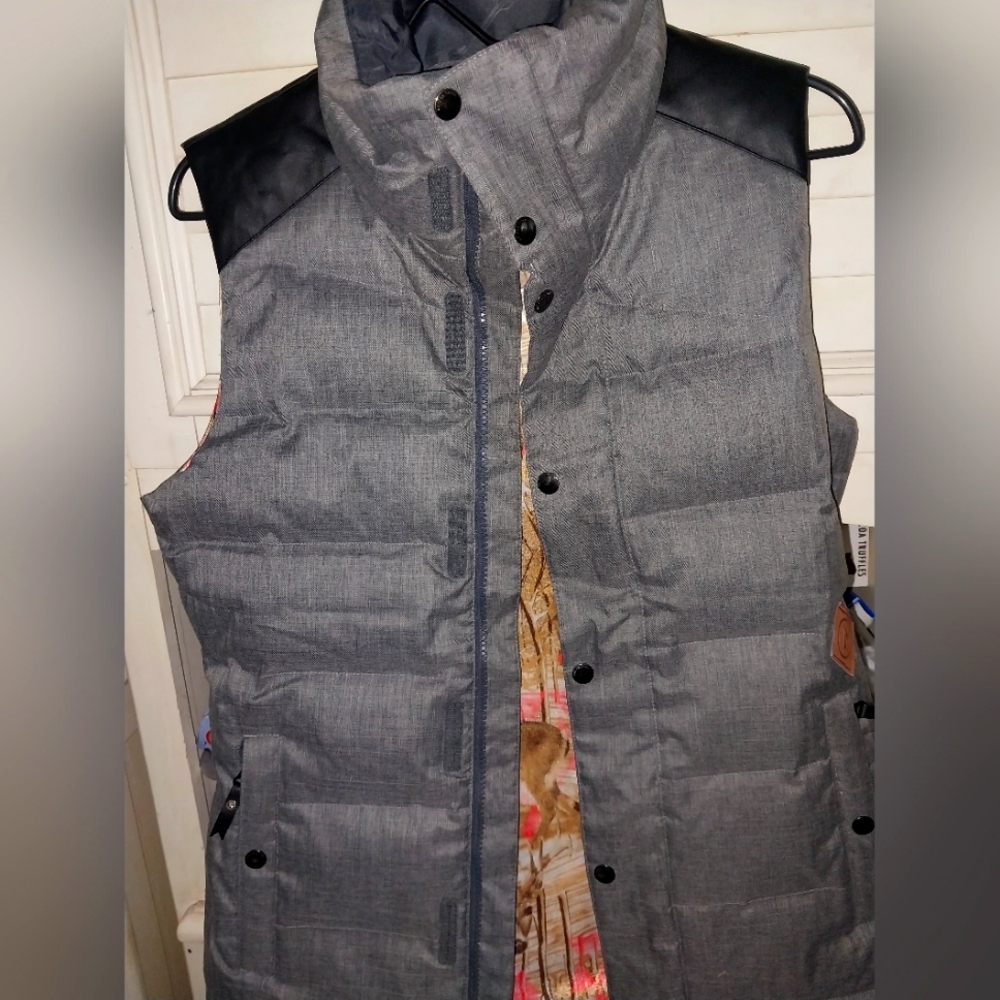Volcom Gray Puffer Vest with Black Accents SIZE SP